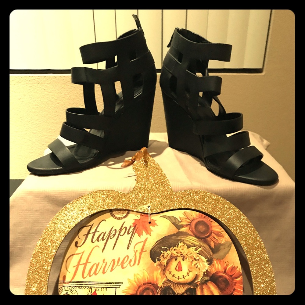 BCBG Leather Wedge Sandal(Black)